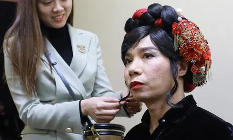 Vợ Công Lý: 'Chồng từng muốn ly hôn để tôi bớt khổ'