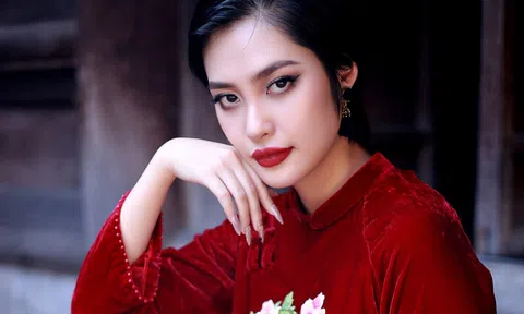 Hoa hậu Nông Thúy Hằng sắc sảo trong tà áo dài tết