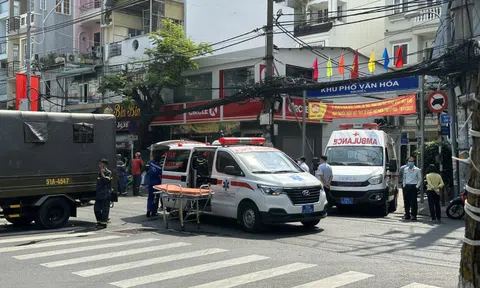 7 xe cấp cứu đến cửa hàng tiện lợi bị sập ở quận 4 - TP HCM