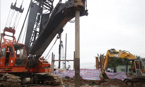 Vụ bé Thái Lý Hạo Nam: Tiếp tục đưa 2 đoạn còn lại của cọc bê tông lên mặt đất