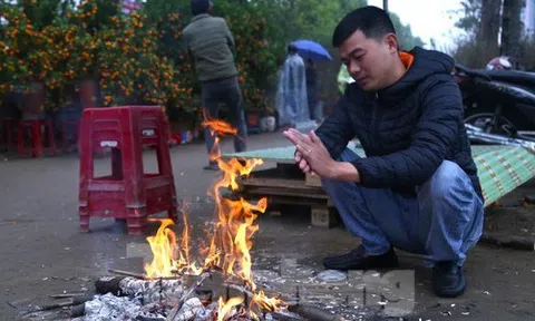 Rét đậm, người dân co ro đốt lửa giữa phố tìm hơi ấm