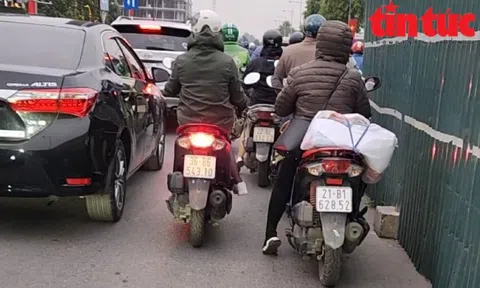 Bức xúc 9 'lô cốt' vẫn án ngữ trên phố gây ùn tắc giao thông