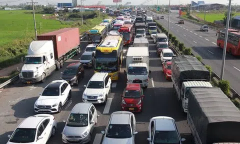 Va chạm liên hoàn trên đường về quê ăn Tết, cao tốc TP.HCM - Trung Lương kẹt cứng