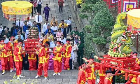 Lãnh đạo TPHCM dâng cúng bánh tét lên Quốc tổ Hùng Vương
