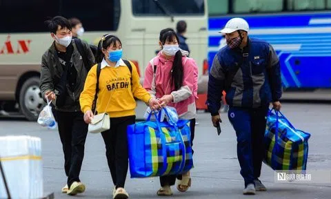 Người dân khăn gói về quê ăn Tết, không còn cảnh chen chúc nơi bến xe