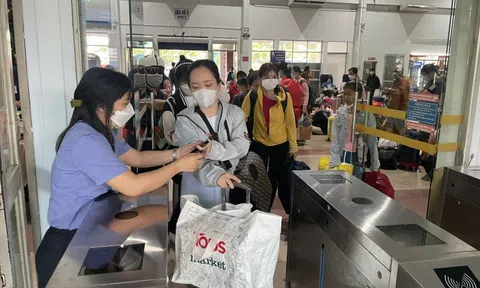 Nhà ga, bến xe đông nghẹt người đổ về quê ăn Tết