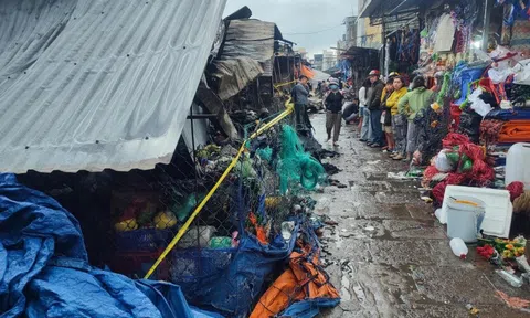 Bình Định: Cháy chợ lúc nửa đêm, nhiều hàng hóa bán Tết bị thiêu rụi