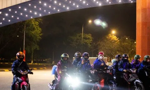 Những đoàn người xuyên đêm chạy xe máy về quê đón Tết
