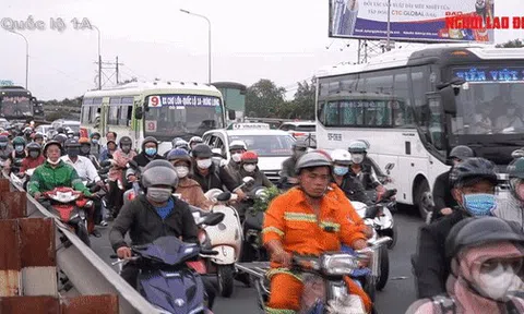 Người dân miền Tây lỉnh kỉnh đồ đạc, đổ xô về quê đón Tết