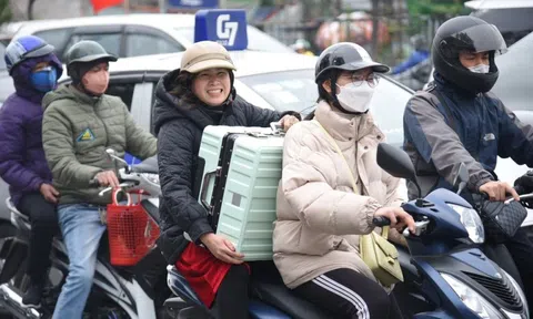 Vượt rét, người dân tất tả đi xe máy rời Hà Nội về quê ăn Tết