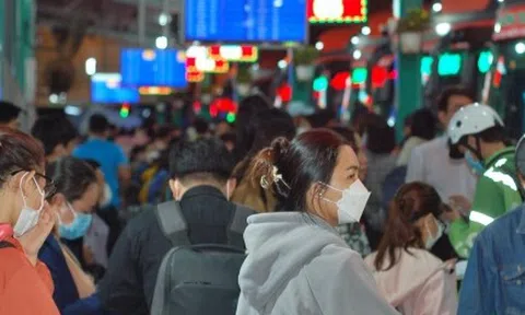 TP.HCM: Bến xe Miền Tây đông nghịt khách về quê đón Tết