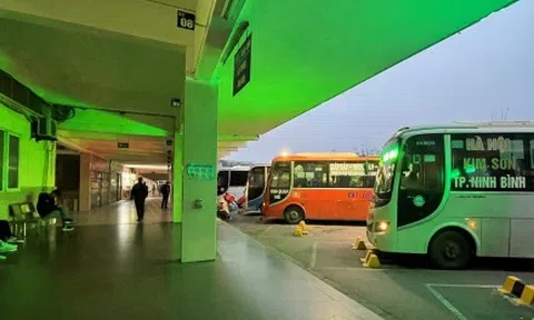 Bến xe ở Hà Nội thưa thớt khách ngày cận Tết, xe xuất bến với 2-3 khách