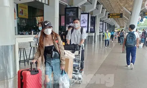 Sân bay Tân Sơn Nhất rất lạ chiều 29 Tết