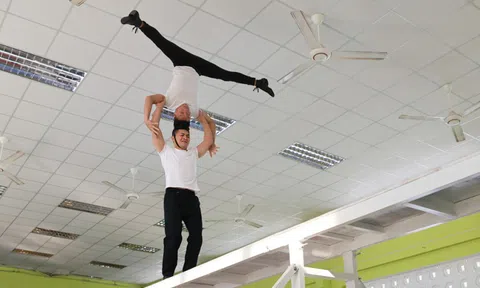 Quốc Cơ - Quốc Nghiệp ngã khi luyện tập