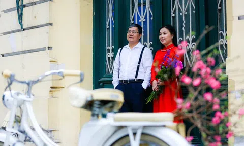 Thướt tha tà áo dài xuống phố đón xuân