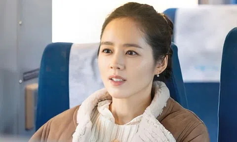 Tuổi thơ khốn khó của mỹ nhân 'Mặt trăng ôm mặt trời'