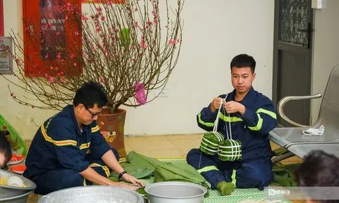 Cán bộ, chiến sĩ cảnh sát PCCC trổ tài gói bánh chưng đón Tết