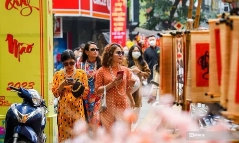 Chợ hoa Hàng Lược rực rỡ, tấp nập ngày cuối năm