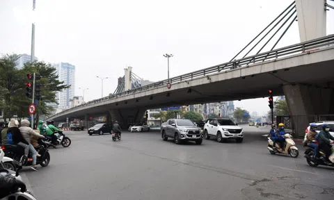 Đường phố Hà Nội vắng hoe chiều 29 Tết