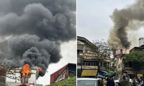 Cháy nhà trên phố cổ Hà Nội chiều 29 Tết