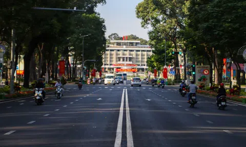 Thành phố Hồ Chí Minh vắng vẻ vào sáng 30 Tết