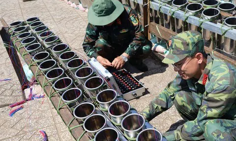 Bên trong trận địa pháo hoa tầm cao ở Cần Thơ trước giờ khai hỏa