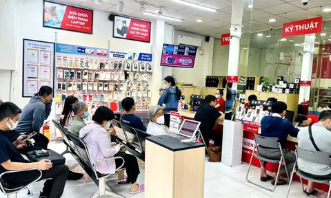 Xếp hàng sửa điện thoại dịp cận Tết