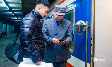 Người dân vội vã lên chuyến tàu cuối cùng để về quê ăn Tết
