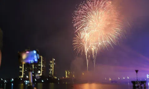 Mãn nhãn màn pháo hoa đón xuân Qúy Mão ở TP HCM