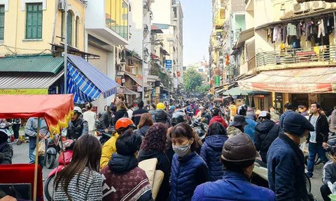 Người dân chen chân mua gà ngậm hoa hồng tại chợ nhà giàu