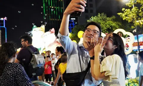 Người dân TP HCM chờ ngắm pháo hoa đêm giao thừa