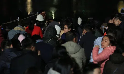 Hàng ngàn người chờ đợi màn bắn pháo hoa tại hồ Gươm