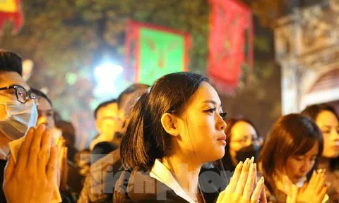 Người dân nườm nượp đi lễ phủ Tây Hồ sau thời khắc giao thừa