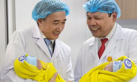 Lãnh đạo Bộ Y tế hạnh phúc đón những em bé chào đời phút giao thừa