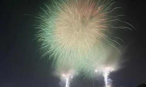 Pháo hoa rực rỡ bầu trời chào đón năm mới Quý Mão 2023