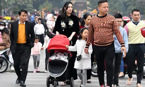 Người dân đổ ra đường du xuân trong ngày đầu tiên của năm Quý Mão