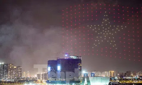 Xem lại màn trình diễn mãn nhãn của 200 flycam trên bầu trời đêm giao thừa