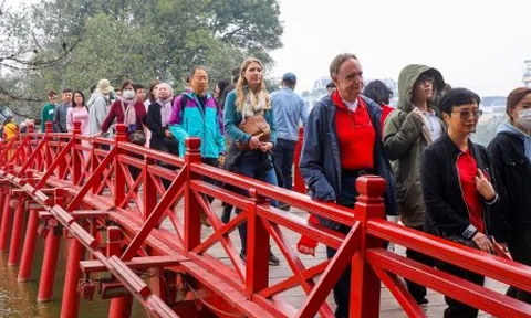 Người dân ồ ạt đổ về các điểm du xuân ở Hà Nội trong ngày đầu năm mới