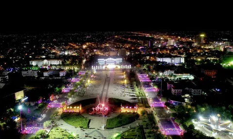 Người dân miền Tây xuống đường xem pháo hoa, đón giao thừa