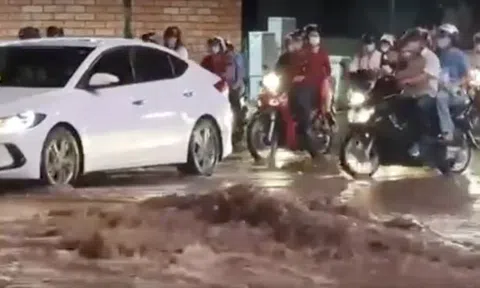 CLIP: Nước phun thành ụ ở góc đường Nguyễn Văn Trỗi - Trần Huy Liệu