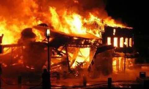 Em tưới xăng đốt nhà anh trai ngày mùng 1 Tết