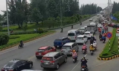 Người dân ra đường đi chơi Tết, gây ùn ứ giao thông tại cầu Rạch Miễu, Tiền Giang