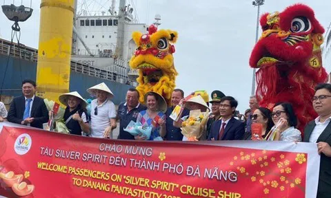 Tàu du lịch hạng sang chở hơn 400 du khách châu Âu xông đất Đà Nẵng