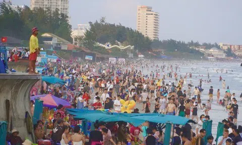 Biển Vũng Tàu ken đặc người trong ngày mùng 2 Tết