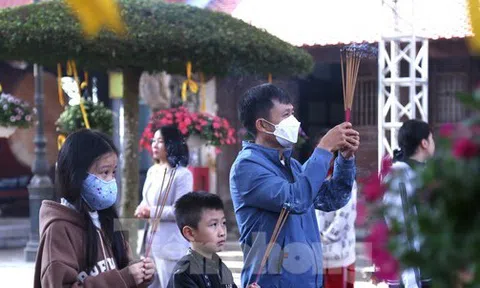 Đền thờ Hoàng đế Quang Trung đông nghịt người đi lễ cầu an