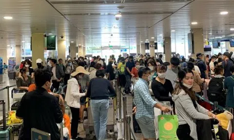 Mùng 3 Tết, khách đi sân bay Tân Sơn Nhất tăng kỷ lục