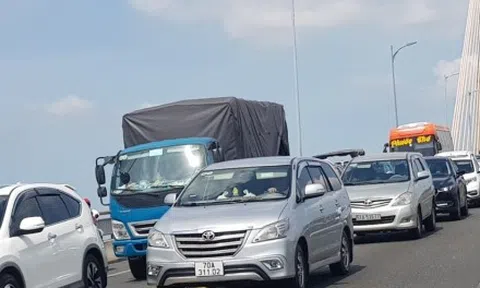 Hàng trăm ô tô nằm dài trên cầu Rạch Miễu sau vụ va chạm giao thông