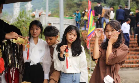 Đông kín người đến dâng lễ Thánh Mẫu Liễu Hạnh cầu tài lộc đầu năm