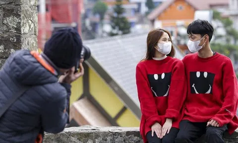 Giới trẻ thích thú tận hưởng tiết trời lạnh dưới 10 độ tại Tam Đảo ngày mùng 3 Tết