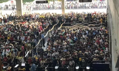 Nhìn từ trên cao, dòng người ken đặc đổ về núi Bà Đen